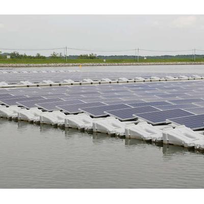 Sistema fotovoltaico con struttura di montaggio galleggiante sull'acqua