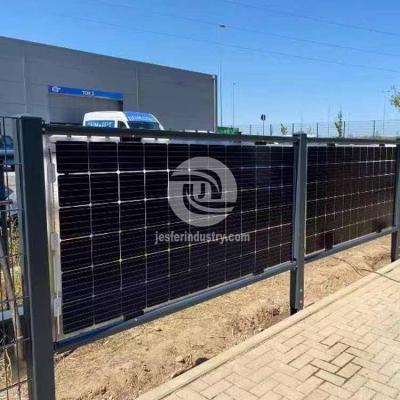 Sistema di montaggio solare con staffa per montaggio su recinzione a parete